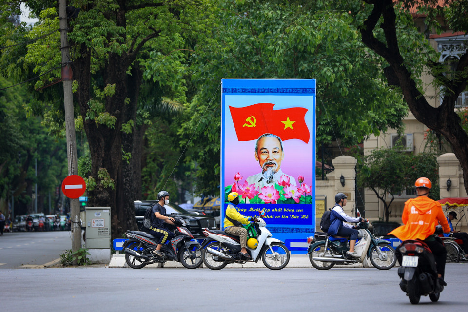 Tấm pano lớn nằm trên đường Lê Thái Tổ (Hoàn Kiếm, Hà Nội) mừng kỷ niệm 134 năm ngày sinh nhật Bác Hồ. (Ảnh: Hoài Nam/Vietnam+)