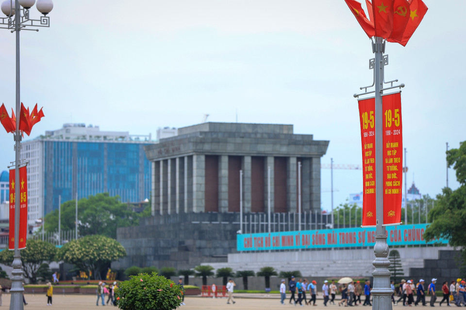 Khu vực lăng Bác rực rỡ cờ và khẩu hiệu, từng dòng người tấp nập vào viếng lăng Chủ tịch Hồ Chí Minh. (Ảnh: Hoài Nam/Vietnam+)