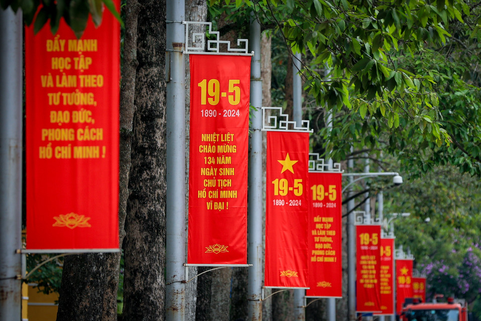 Các dòng băng rôn được in nội dung: "Nhiệt liệt chào mừng 134 năm Ngày sinh Chủ tịch Hồ Chí Minh vĩ đại," "Đẩy mạnh học tập và làm theo tư tưởng, đạo đức, phong cách Hồ Chí Minh," "Chủ tịch Hồ Chí Minh vĩ đại sống mãi trong sự nghiệp của chúng ta." (Ảnh: Hoài Nam/Vietnam+)