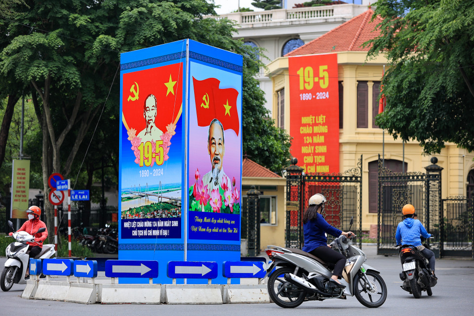 Trước ngày kỷ niệm sinh nhật Bác Hồ, những lá cờ đỏ phấp phới, băng rôn rực rỡ trên các tuyến đường khiến mỗi người dân càng thêm kính yêu, biết ơn Chủ tịch Hồ Chí Minh. (Ảnh: Hoài Nam/Vietnam+)
