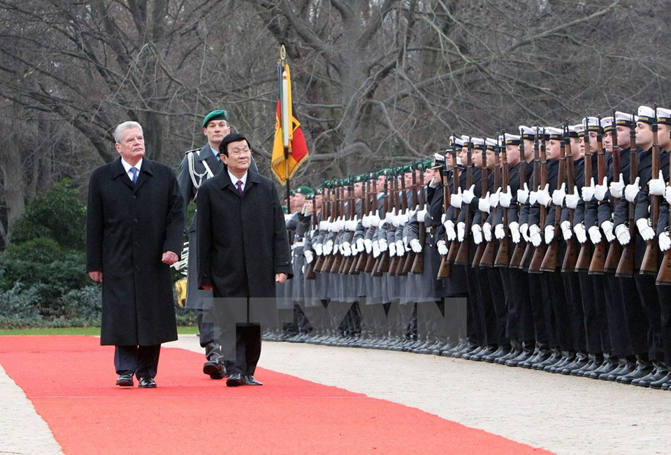 Tổng thống Cộng hòa Liên bang Đức Joachim Gauck và Chủ tịch nước Trương Tấn Sang duyệt Đội danh dự. (Ảnh: Nguyễn Khang/TTXVN)