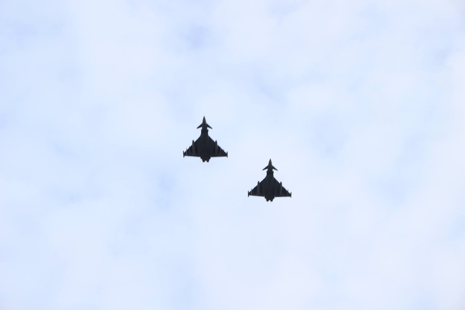 Hai chiến đấu cơ của Đức bay lên bầu trời hộ tống chuyên cơ của Chủ tịch nước Trương Tấn Sang và phu nhân vào không phận nước này (Ảnh: Trần Mạnh Hùng/Vietnam+)