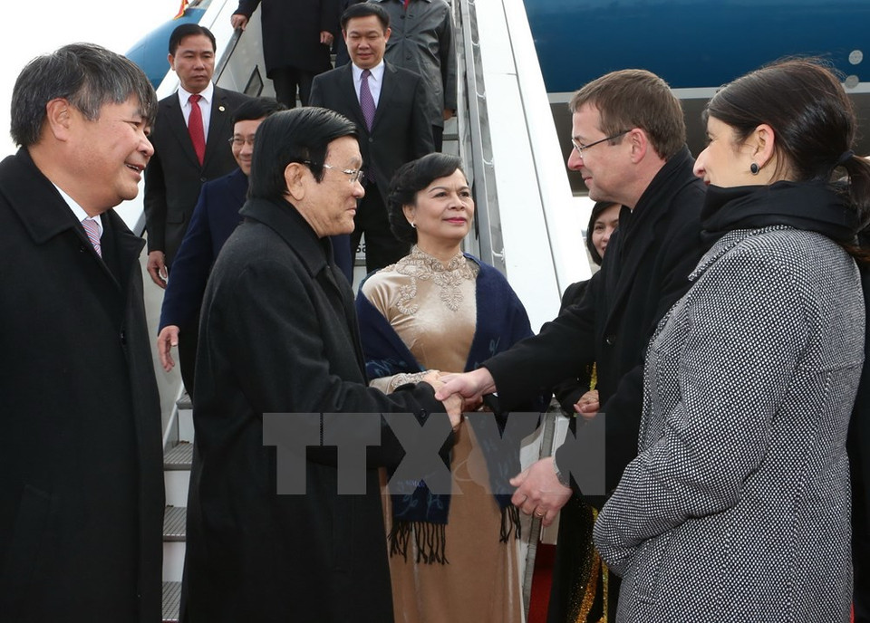 Chánh Văn phòng Tổng thống Đức đón Chủ tịch nước Trương Tấn Sang tại sân bay. (Ảnh: Nguyễn Khang/TTXVN)