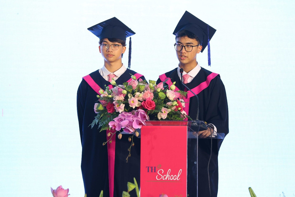 Cùng với sự hỗ trợ tận tâm của các thầy cô, cán bộ nhân viên nhà trường, sự chia sẻ gắn kết của bạn bè trong đại gia đình TH School, ý chí, sự bền bỉ và tự tin đã giúp các em “chạm” với những ước mơ, vươn tới những giảng đường Đại học mà các em yêu thích. Một trong số đó, học sinh Nguyễn Triệu Hoàng Minh vừa tốt nghiệp lớp 12C đã xuất sắc giành 100% học bổng tại 3 trường Đại học uy tín trên thế giới là: The Chinese University of Hong Kong (hạng 47 thế giới, hạng 10 châu Á và số 1 tại Hongkong), Hong Kong Baptist University và đại học VinUni. (Ảnh: PV/Vietnam+)