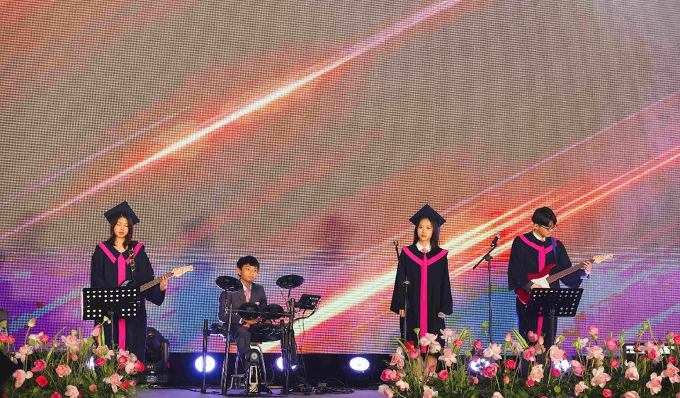 “Chúng em luôn biết ơn những bài học về sự tôn trọng, sáng kiến, sự công bằng, niềm tin mãnh liệt, trách nhiệm và tiềm năng… những giá trị mà chúng em luôn được nhắc nhở thực hiện tại TH School. Noi gương các thầy cô, tất cả chúng em đã trưởng thành hơn, trở nên kiên cường, bền bỉ và học được lòng nhân ái,” học sinh khối 12 chia sẻ. Ngày Tốt nghiệp của khối THPT cũng là dịp để mỗi học sinh TH School tự hào nhìn lại hành trình vượt qua thử thách, phát triển bản thân theo đúng tinh thần “Going Beyond - Không ngừng vươn xa”.