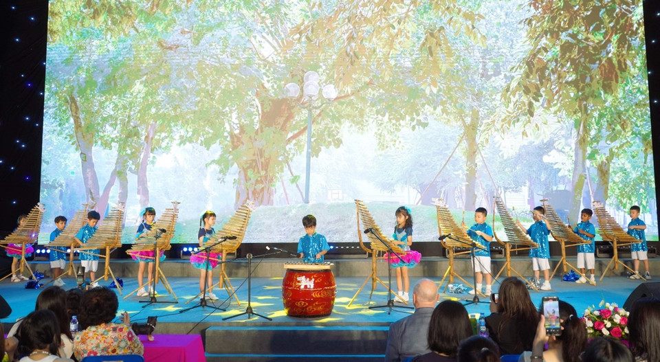 Mở đầu chuỗi sự kiện bế giảng là Chương trình nhạc hội mùa hè với chủ đề “Khu vườn hòa âm” của khối Mầm non & Tiểu học tại TH School Chùa Bộc. Những tiết mục biểu diễn đầy sôi động và ngộ nghĩnh trong bối cảnh vườn trường xanh mát, thể hiện trọn vẹn sự tươi mới và ngọt ngào của một thế hệ học sinh TH School đầy sức sống tại ngôi trường hạnh phúc. (Ảnh: PV/Vietnam+)
