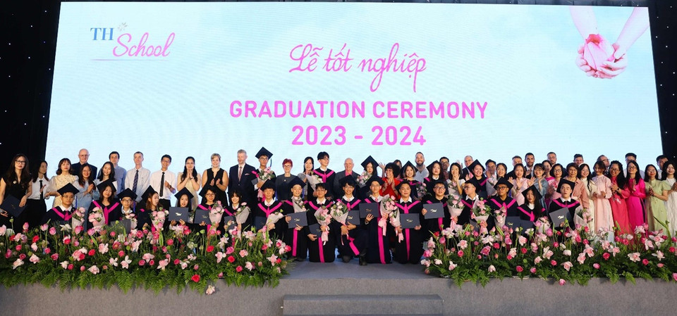 Chuỗi hoạt động gồm: Đại nhạc hội mùa hè, các Lễ Tốt nghiệp của học sinh khối mầm non, tiểu học, trung học tại cơ sở TH School Chùa Bộc và TH School Hòa Lạc đã khép lại năm học 2023-2024 với tinh thần “Going Beyond - Không ngừng vươn xa” của hệ thống trường TH School. Anh hùng lao động Thái Hương - Nhà sáng lập hệ thống trường TH School đã tới tham dự và chúc mừng thầy trò TH School hoàn thành năm học thành công. (Ảnh: PV/Vietnam+)