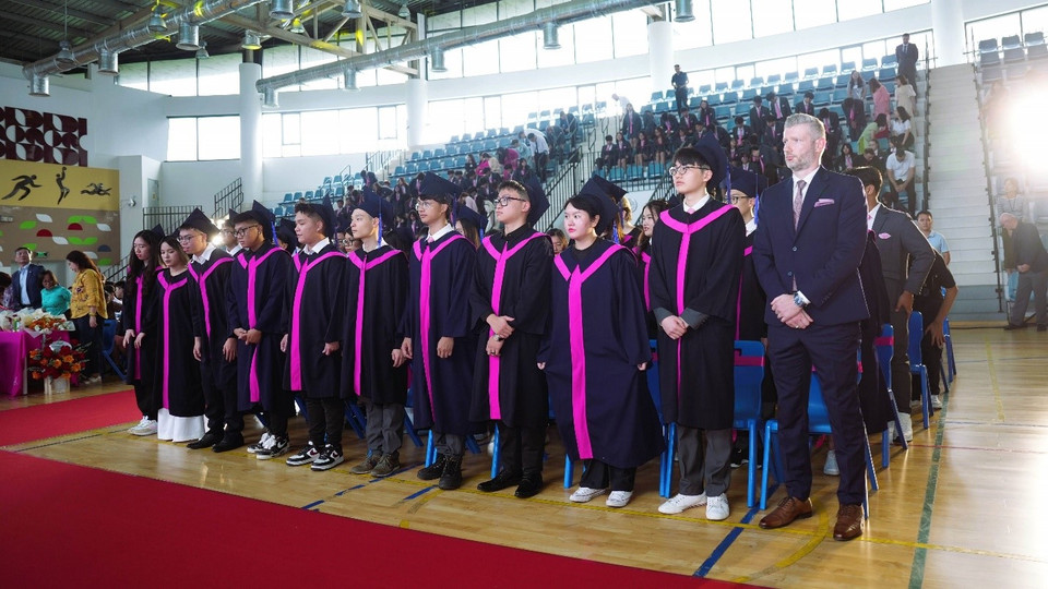“Là học sinh của TH School có nghĩa là trở thành một phần của cộng đồng những cá nhân mạnh mẽ, sáng tạo và biết quan tâm”, Thầy Stephen West - Tổng Hiệu trưởng hệ thống trường TH School bày tỏ xúc động và tự hào khi chứng kiến những nỗ lực trong học tập, những gắn kết và tương trợ lẫn nhau trong cuộc sống và sự trưởng thành của tất cả học sinh. Vậy nên khi kể lại câu chuyện của năm học 2023 - 2024, thầy và trò TH School muốn “nhắc đến những câu chuyện về sự kiên cường, sự hài hước, tình bạn đích thực và sự kiên trì”. (Ảnh: PV/Vietnam+)