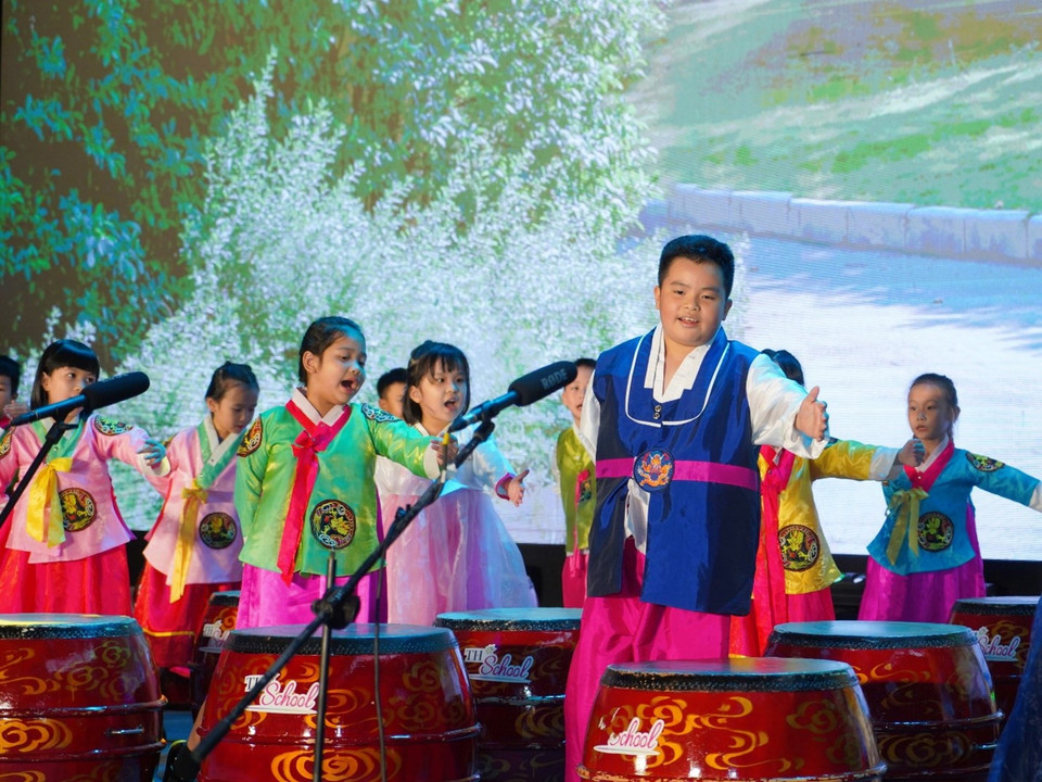 Ngay từ các khối lớp mầm non và tiểu học, ngoài chương trình học chính khóa, học sinh TH School đã được tiếp xúc gần gũi, thực hành thành thạo và hiểu cơ bản các loại nhạc cụ truyền thống cũng như âm nhạc dân tộc Việt Nam và quốc tế. Đây là cơ sở quan trọng góp phần bồi đắp thẩm mỹ, lòng yêu cái đẹp, yêu nghệ thuật, tinh thần sáng tạo,và những phẩm chất nhân văn thông qua nghệ thuật. (Ảnh: PV/Vietnam+)