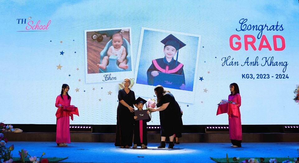 Lễ Tốt nghiệp của khối Mầm non và Tiểu học cở sở TH School Chùa Bộc gây xúc động cho mọi học sinh khi nhắc nhớ lại hành trình trưởng thành được đánh dấu bằng “niềm hạnh phúc trong học tập, sự chăm chỉ và không thiếu những thách thức mới mẻ đã được mỗi học sinh vượt qua." (Ảnh: PV/Vietnam+)
