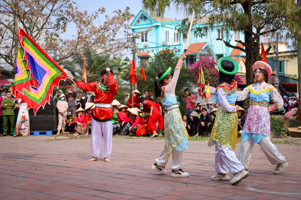 Đúng 14 giờ ngày 11/3/2024, tức ngày 2 tháng Hai Âm lịch, Lễ hội diễn ra với mở đầu là màn biểu diễn trống hội, cờ thần và múa kiếm. (Ảnh: Hoài Nam/Vietnam+)