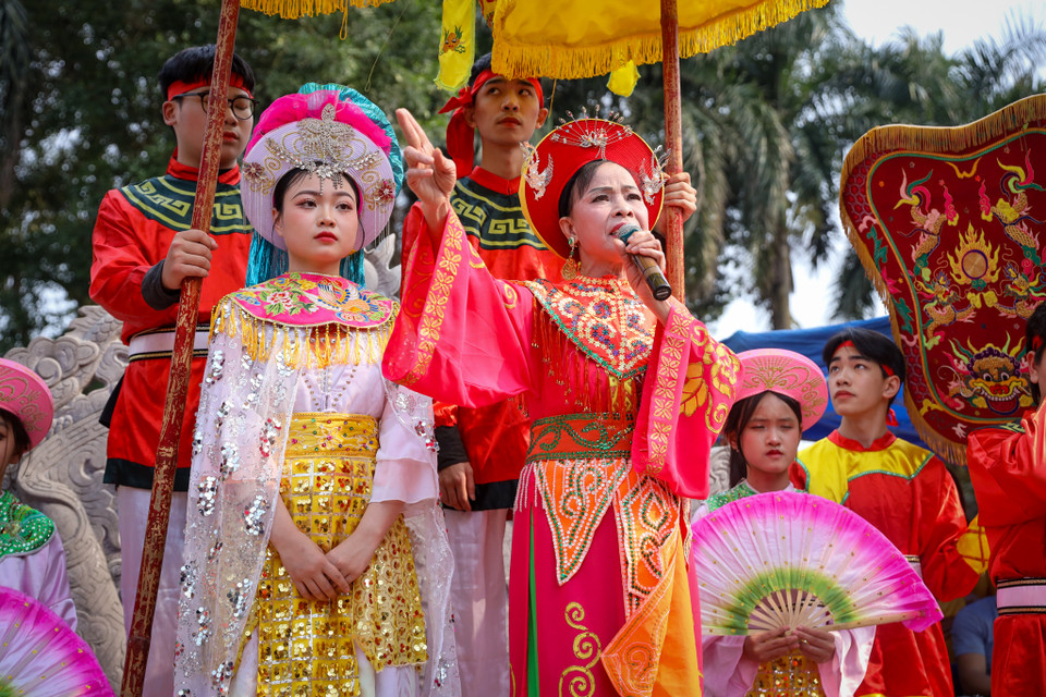 Sau khi Mẫu Bà tuyên bố kén rể, các chàng rể sẽ bước vào màn so tài với những trò chơi dân gian. (Ảnh: Hoài Nam/Vietnam+)