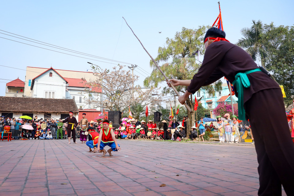 Phần thi tiếp theo trong lễ hội kén rể là câu ếch. Hai chàng rể phải ra sức dung tài trí để câu ếch nhanh và chính xác nhất. (Ảnh: Hoài Nam/Vietnam+)