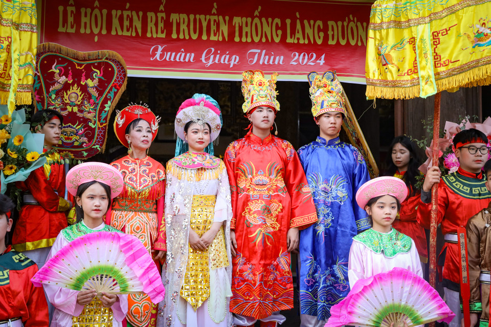 Lễ hội kén rể thôn Đường Yên (Xuân Nộn, Đông Anh) có từ ngàn xưa, được tổ chức vào ngày 2 tháng Hai Âm lịch và được phục dựng lại từ năm 2001 sau 60 năm thất truyền. (Ảnh: Hoài Nam/Vietnam+)