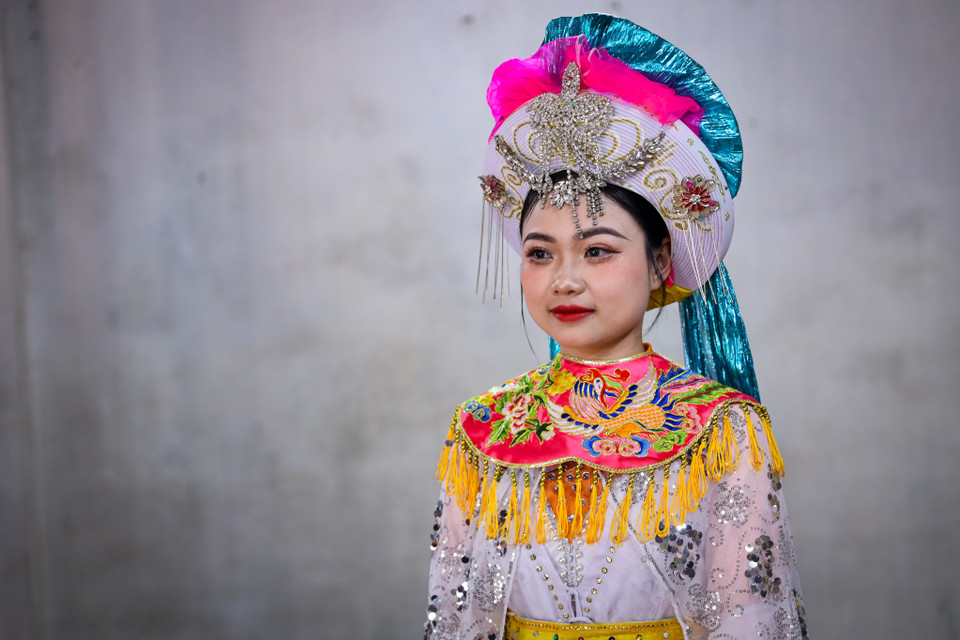 Năm nay, em Nguyễn Diệp Trúc, 20 tuổi, người làng Xuân Nộn được người dân lựa chọn đóng vai nữ tướng Lê Hoa. Người đóng vai nữ tướng Lê Hoa phải là cô gái thanh lịch và chưa có gia đình. (Ảnh: Hoài Nam/Vietnam+)