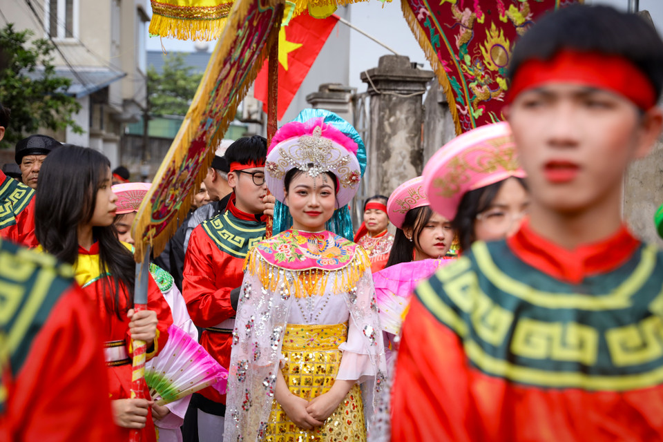 Nét đẹp của lễ hội kén rể được tổ chức thường niên tái hiện những công việc hằng ngày của cư dân lúa nước, gửi gắm qua đó những ước vọng về cuộc sống ấm no, mùa màng tươi tốt trong năm mới. (Ảnh: Hoài Nam/Vietnam+)