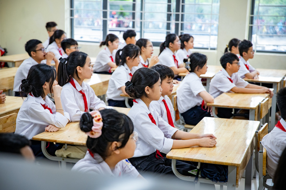 Một mùa tựu trường lại đến, các em học sinh chăm chú lắng nghe những lời dặn dò của thầy cô trước khi chính thức bước vào năm học mới. (Ảnh: Hoài Nam/Vietnam+)