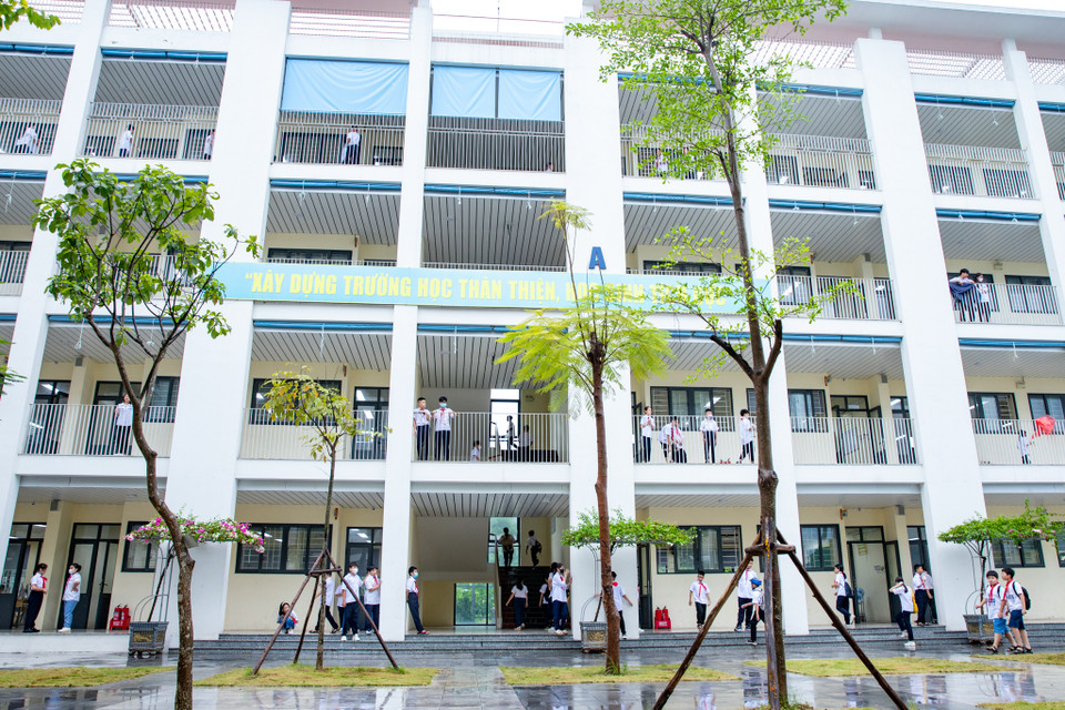 Năm học 2023-2024 đang đến gần, thầy cô và các học sinh hân hoan trong buổi tựu trường sáng 28/8 để chuẩn bị cho năm học mới. (Ảnh: Hoài Nam/Vietnam+)