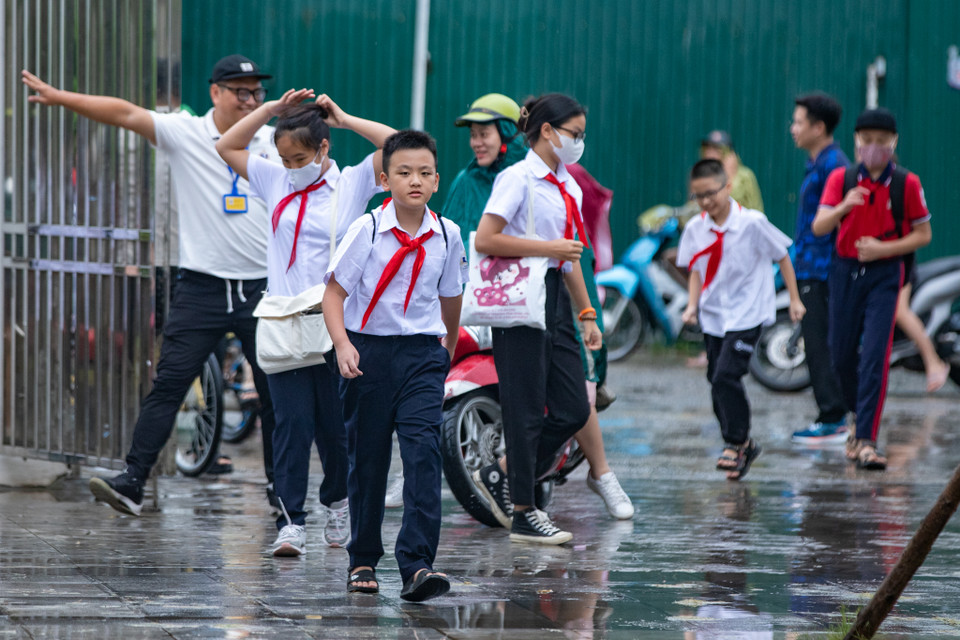 Tại trường Trung học cơ sở Linh Đàm, nhiều học sinh háo hức tới trường từ sớm để gặp lại thầy cô, bạn bè khi kết thúc kỳ nghỉ Hè. (Ảnh: Hoài Nam/Vietnam+)