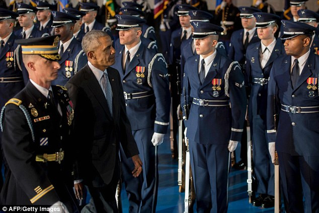 "Được phục vụ đất nước cùng các bạn là một đặc ân đối với tôi. Tôi đã học hỏi được nhiều thứ từ các bạn", Tổng tư lệnh các lượng lượng vũ trang Mỹ Obama phát biểu trước khi rời nhiệm sở. 