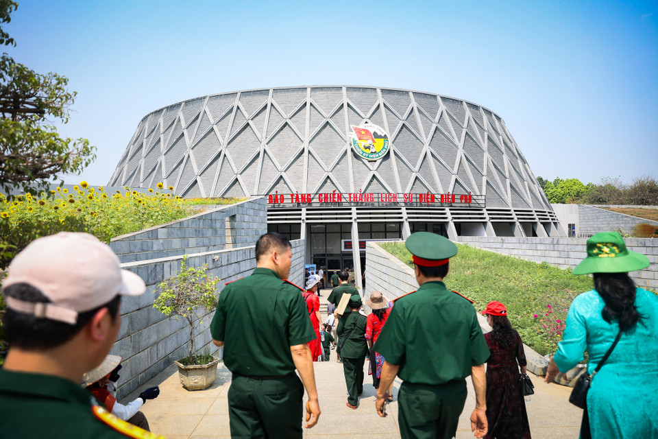 Trước thềm dịp nghỉ lễ 30/4-1/5 và đại lễ kỷ niệm 70 năm chiến thắng Điện Biên Phủ, đã có rất nhiều người đến tham quan Bảo tàng Chiến thắng lịch sử Điện Biên Phủ để tìm hiểu về lịch sử chiến thắng vẻ vang của dân tộc. (Ảnh: Hoài Nam/Vietnam+)