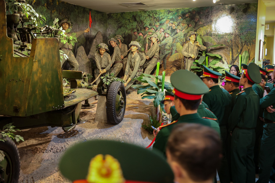 Rất đông du khách tham quan mô hình một trong 4 khẩu pháo cao xạ tại trận đánh Điện Biên Phủ. (Ảnh: Hoài Nam/Vietnam+)