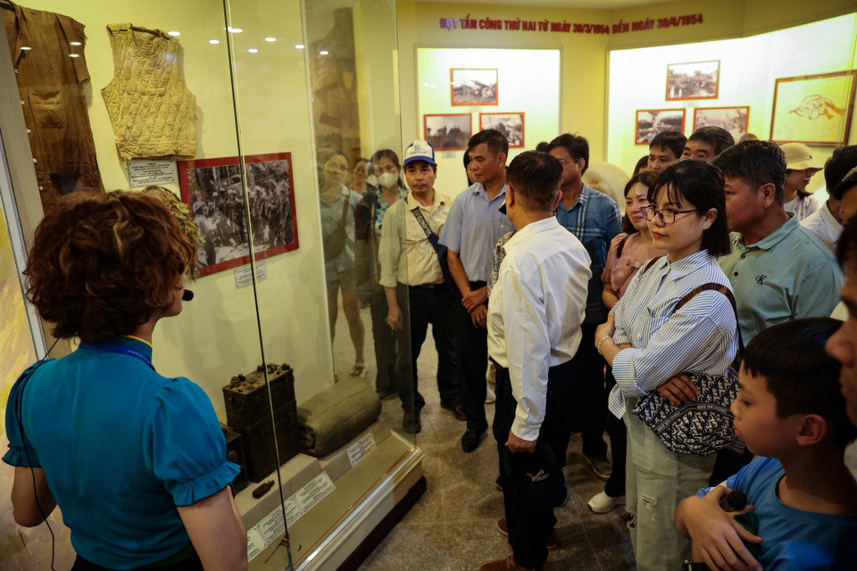Để bảo đảm công tác phục vụ khách tham quan được chu đáo, hiệu quả và an toàn, phía bảo tàng đã xây dựng kế hoạch cụ thể; huy động tối đa viên chức, lao động tăng ca, tăng giờ, tăng cường lực lượng hướng dẫn viên đáp ứng nhu cầu các đoàn khách. (Ảnh: Hoài Nam/Vietnam+)