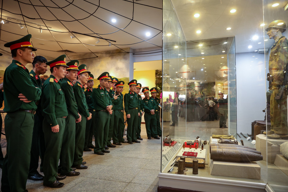 Đoàn du khách Bộ chỉ huy quân sự huyện Đông Hưng (Thái Bình) tới thăm bảo tàng Chiến thắng lịch sử Điện Biên Phủ để tưởng nhớ công ơn ông cha đã nằm xuống bảo vệ mảnh đất quê hương cũng như có thêm góc nhìn về sự khốc liệt của chiến tranh. (Ảnh: Hoài Nam/Vietnam+)