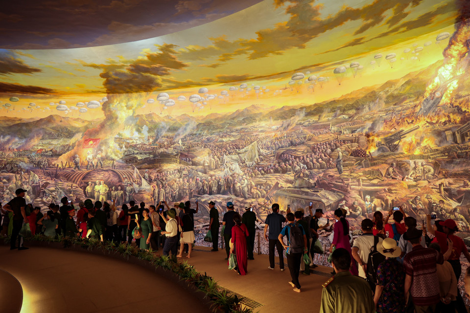 Dòng người tham quan bức tranh được vẽ bằng chất liệu sơn dầu trên nền vải toan, có chiều cao 20,5m, chiều dài 132m, đường kính 42m của tập thể gần 200 họa sỹ, cùng các kiến trúc sư, nhạc sỹ, chuyên gia kỹ thuật. (Ảnh: Hoài Nam/Vietnam+)