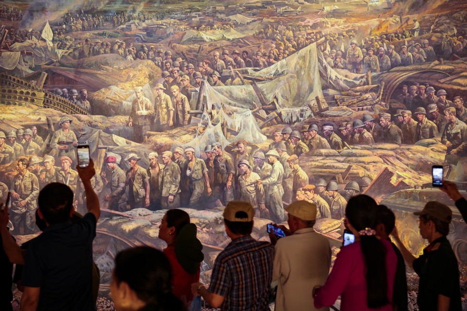 Theo chia sẻ của một số du khách tham quan bảo tàng, đây là một trong những điểm ấn tượng nhất của bảo tàng vì giúp cho người xem một góc nhìn đầy đủ, trực quan, sinh động cũng như toàn cảnh trận chiến Điện Biên Phủ lừng lẫy của ông cha. (Ảnh: Hoài Nam/Vietnam+)