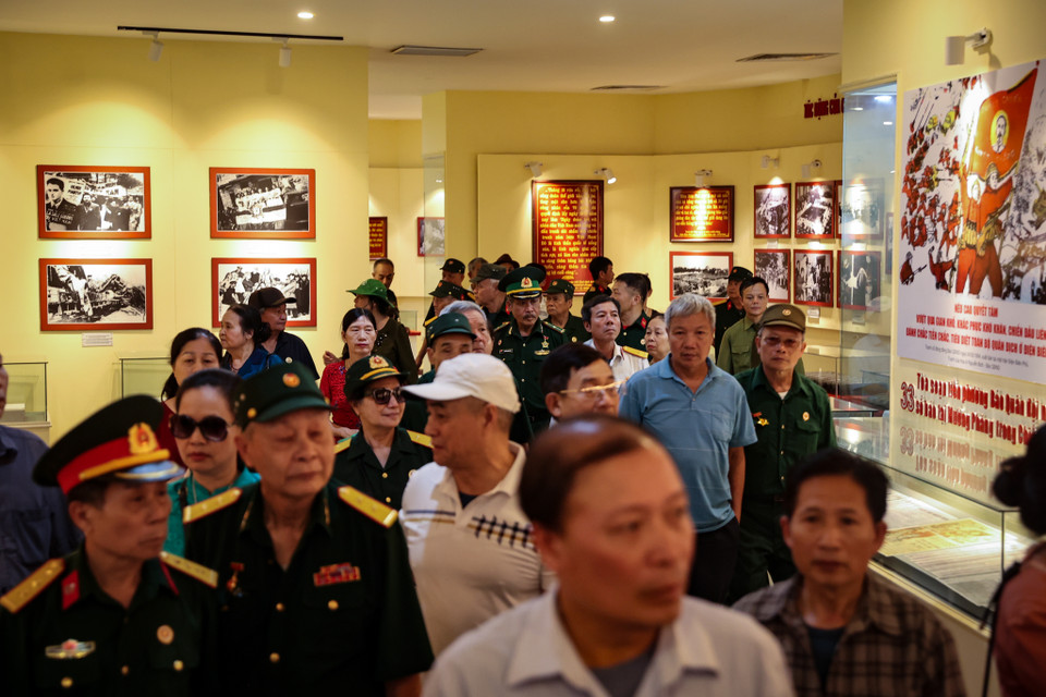 Theo thống kê trong tháng 3/2024 vừa qua, bảo tàng đã đón hơn 50.400 lượt khách tham quan; trong đó có nhiều đoàn cựu chiến binh, cán bộ, chiến sĩ, sinh viên... nhằm tìm hiểu, nghiên cứu, ôn lại truyền thống đấu tranh hào hùng của ông cha ta. (Ảnh: Hoài Nam/Vietnam+)