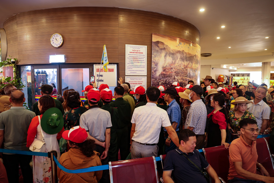 Thời điểm 11 giờ trưa nhưng còn rất nhiều đoàn khách đang chờ đến lượt để tham quan bức tranh panorama về toàn cảnh chiến dịch Điện Biên Phủ. (Ảnh: Hoài Nam/Vietnam+)