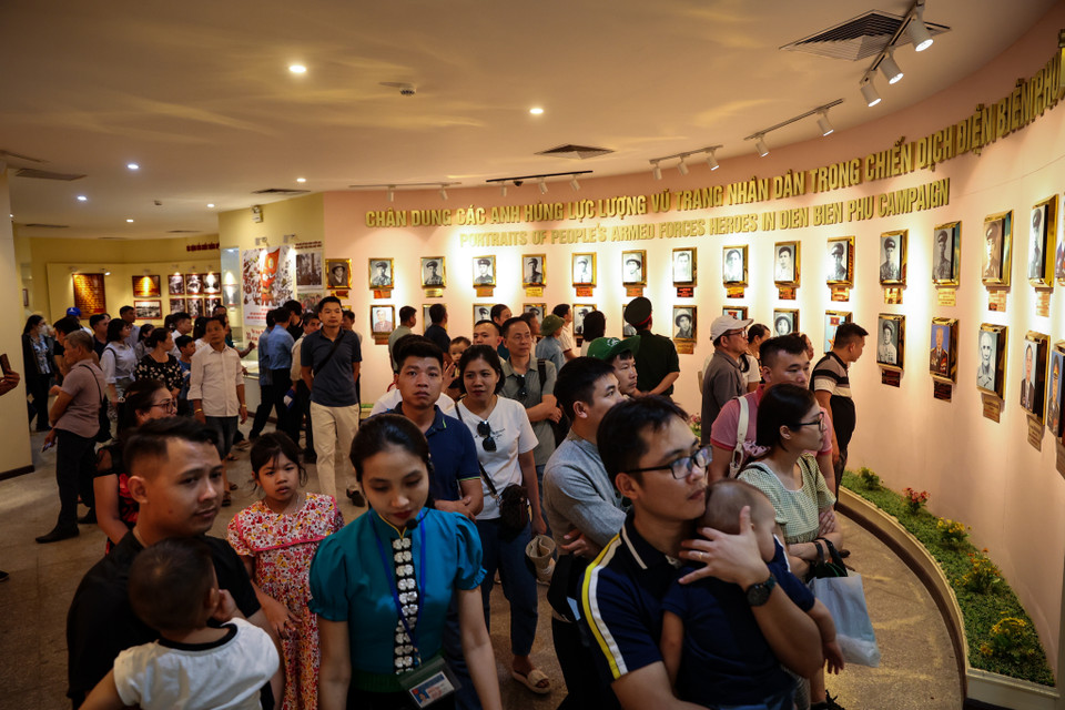 Bắt đầu từ ngày 1/4-31/5/2024, Bảo tàng Chiến thắng lịch sử Điện Biên Phủ mở cửa đón khách tham quan thêm khung giờ từ 19 giờ 30 đến 21 giờ vào các tối thứ 6 và thứ 7 hằng tuần cũng như ngày 6 và 7/5. (Ảnh: Hoài Nam/Vietnam+)