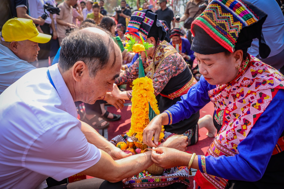 Nghi lễ này cầu cho mọi người may mắn, mạnh khỏe, bình an. Sợi chỉ buộc cổ tay còn mang ý nghĩa nối liền từ dòng họ này đến dòng họ kia, từ dân tộc này đến dân tộc khác… để gắn bó với nhau, không rời nhau, thương yêu nhau. (Ảnh: Hoài Nam/Vietnam+)