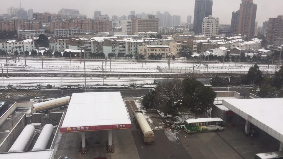 Đường phố không một bóng người 