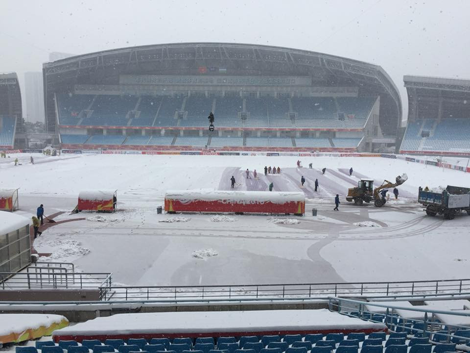 Ban tổ chức đã đề nghị các cổ động viên giữ lại cuống vé, với người đã vào sân, đề phòng trường hợp hoãn trận đấu (Ảnh: Lương Tuấn/TTXVN)