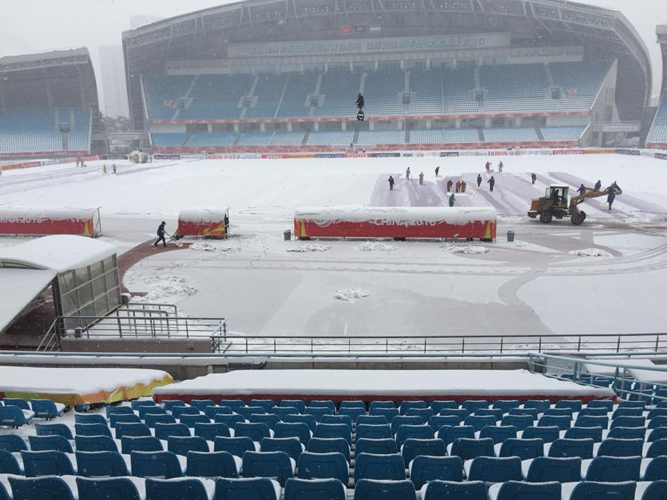 Các công nhân vẫn đang miệt mài dọn tuyết, nhưng tuyết vẫn không ngừng rơi (Ảnh: Lương Tuấn/TTXVN)