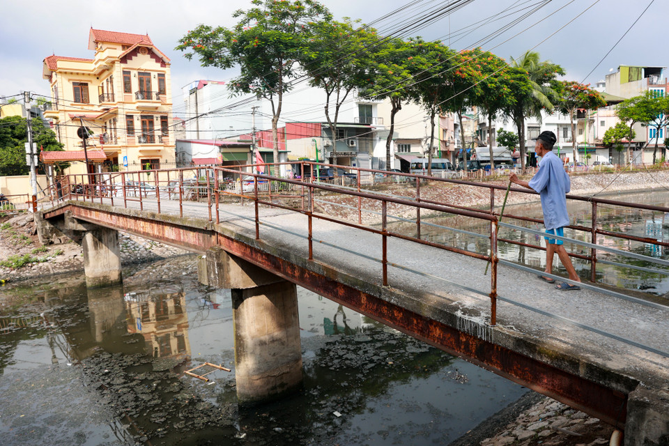 Theo thống kê của Sở Giao thông Vận tải thành phố Hà Nội, trên toàn địa bàn thành phố hiện có tới 144 cầu tạm, cầu yếu, cầu dân sinh xuống cấp, tiềm ẩn nguy cơ mất an toàn giao thông, cần sửa chữa, nâng cấp hoặc thay thế. (Ảnh: Hoài Nam/Vietnam+)