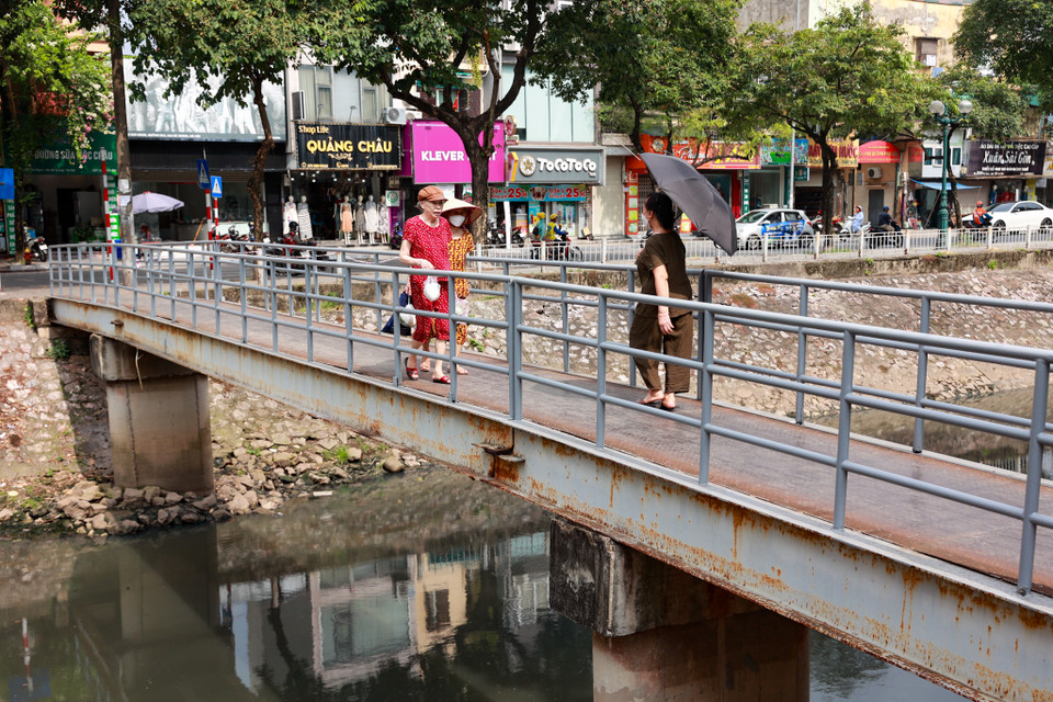 Việc thực hiện bảo trì, sửa chữa các cầu yếu sẽ góp phần duy trì tình trạng kỹ thuật, tuổi thọ đảm bảo thông suốt, an toàn và ngăn ngừa những nguy cơ mất an toàn giao thông. (Ảnh: Hoài Nam/Vietnam+)