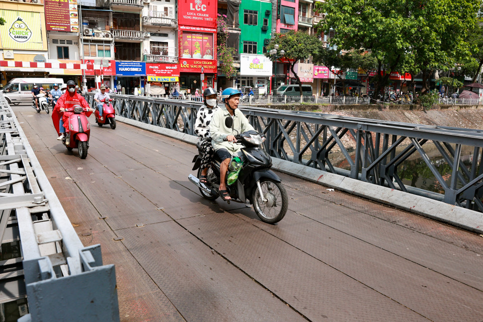 Qua thực tế, Sở Giao thông Vận tải Thành phố Hà Nội cũng đã đánh giá, phân loại các công trình cầu tạm, cầu yếu để có phương án sữa chữa hoặc thay thế trong thời gian tới. (Ảnh: Hoài Nam/Vietnam+)