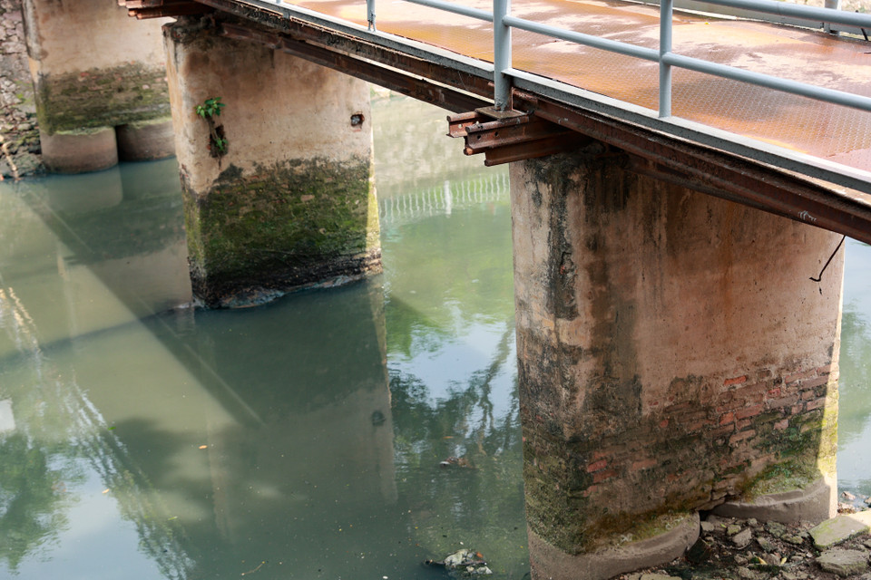 Đối với cầu bê tông cốt thép, hệ thống dầm bị nứt vỡ, đặc biệt tại các vị trí đầu dầm; lớp phủ mặt cầu, khe co giãn, lan can cũng hư hỏng nặng. (Ảnh: Hoài Nam/Vietnam+)