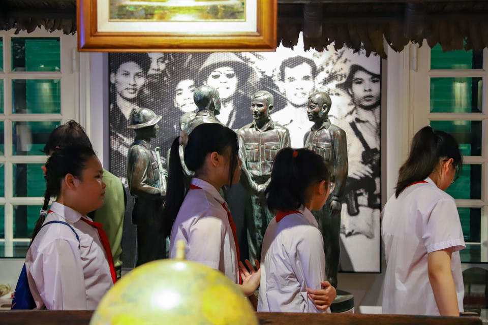 Du khách sẽ tham quan theo trình tự từ phía cổng vào di chuyển lên tầng 2 tham quan xuống tầng 1. (Ảnh: Hoài Nam/Vietnam+)