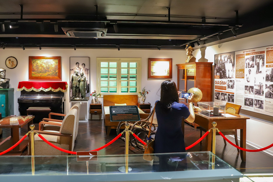 Bảo tàng cũng có hai không gian tái hiện phòng làm việc trước đây của Đại tướng ở căn nhà 34 Lý Nam Đế và lán làm việc tại Trung ương Cục miền Nam; trên 100 đầu sách do Đại tướng viết và các tác giả viết về Đại tướng; hệ thống phim tài liệu về thân thế, cuộc đời và sự nghiệp của Đại tướng Nguyễn Chí Thanh. (Ảnh: Hoài Nam/Vietnam+)