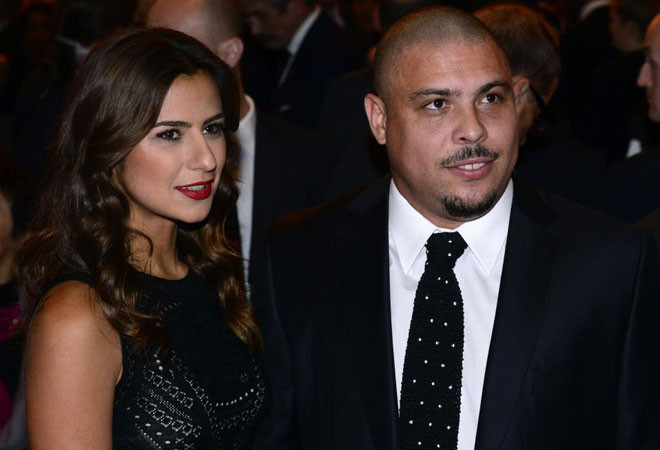 Ronaldo béo cùng bạn gái