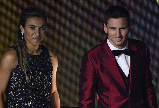 Messi cùng nữ cầu thủ Brazil Marta