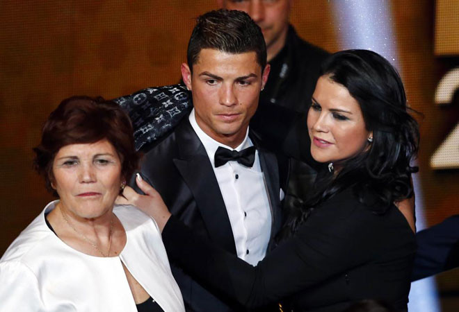 Cristiano Ronaldo chia sẻ vinh quang cùng mẹ và chị gái (Nguồn: AFP/Getty Images)