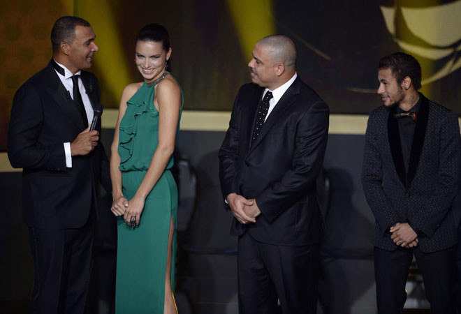 Người đẹp Brazil Adriana Lima thu hút mọi ánh nhìn