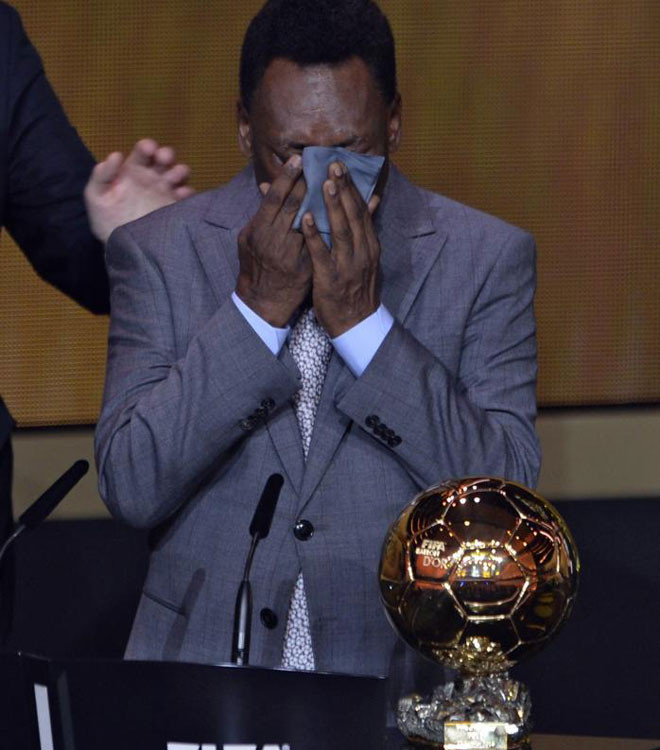 Vua bóng đá Pele khóc khi được nhận Quả bóng Vàng danh dự