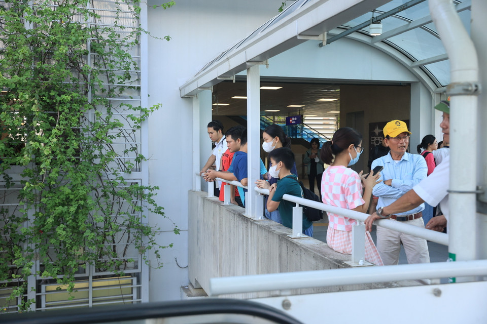 Theo ghi nhận của phóng viên Báo Điện tử VietnamPlus, rất đông hành khách đã có mặt tại ga Nhổn (quận Bắc Từ Liêm, Hà Nội) từ sớm để chờ lên tàu điện. (Ảnh: Hoài Nam/Vietnam+)