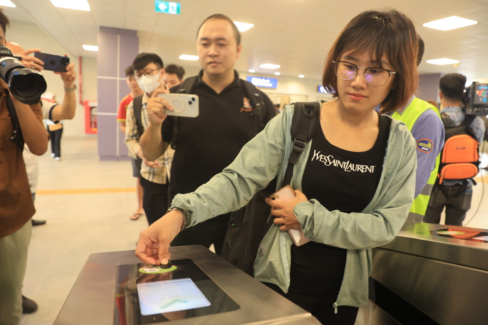 Khác với tuyến đường sắt đô thị Cát Linh-Hà Đông, khách mua vé lượt sẽ được cấp vé dạng hình tròn, giống như đồng xu. (Ảnh: Hoài Nam/Vietnam+)